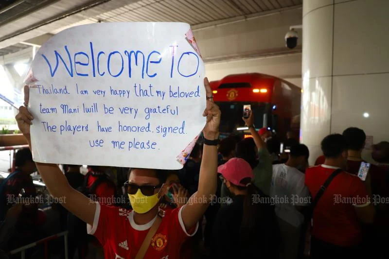 Sự cuồng nhiệt của fan Thái với "Quỷ đỏ". Những "thú nhồi bông" hình Marcus Rashford. Fan Thái của Quỷ đỏ có rất nhiều sinh viên và học sinh. Fan Thái có dịp thổ lộ tình yêu với thần tượng của mình. Các cầu thủ MU tại sân bay. Tân thuyền trưởng MU Ten Hag có chuyến đi xa. Các cầu thủ MU rất lạ lẫm với...Phương Đông chăng? Ký tặng fan hâm mộ. Buồn cho fan Thái khi CR7 không theo MU đến Bangkok vì lý do gia đình.