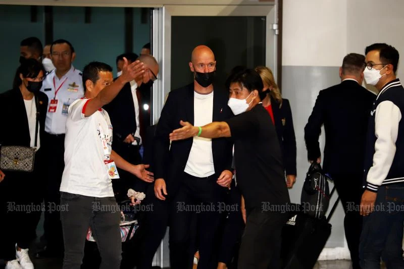 Tân thuyền trưởng MU Ten Hag có chuyến đi xa. Các cầu thủ MU rất lạ lẫm với...Phương Đông chăng? Ký tặng fan hâm mộ. Buồn cho fan Thái khi CR7 không theo MU đến Bangkok vì lý do gia đình.