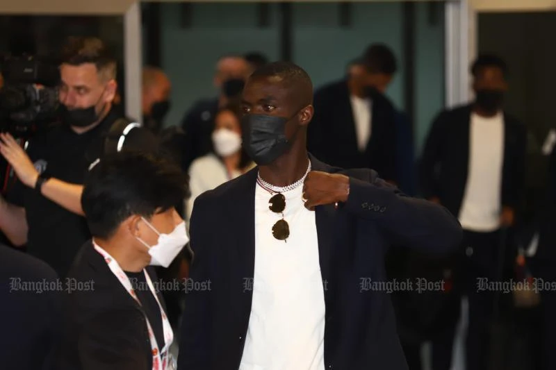 Các cầu thủ MU tại sân bay. Tân thuyền trưởng MU Ten Hag có chuyến đi xa. Các cầu thủ MU rất lạ lẫm với...Phương Đông chăng? Ký tặng fan hâm mộ. Buồn cho fan Thái khi CR7 không theo MU đến Bangkok vì lý do gia đình.