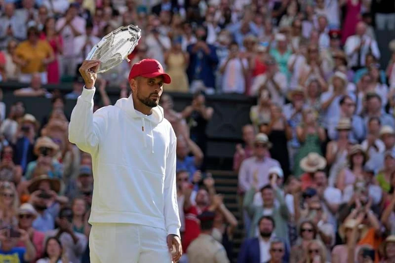 Ngôi á quân Wimbledon đã là kỳ tích của tay vợt Úc này. Ảnh: Getty Công nương xứ Cambridge trao cúp vô địch cho Djokovic. Ảnh: Getty Danh sách 8 tay vợt sở hữu nhiều Grand Slam nhất: 1- Nadal (Tây Ban Nha, 22 lần), 2: Djokovic (Serbia, 21 lần), 3: Roger Federer (Thụy Điển, 20 lần), 4: Pete Sampras (Mỹ, 14 lần), 5: Roy Emerson (Úc, 12 lần), 6: Rod Liver (Úc, 11 lần), 7: Bjorn Borg (Thụy Điển, 11 lần), Bill Tildon (Mỹ, 10 lần).
