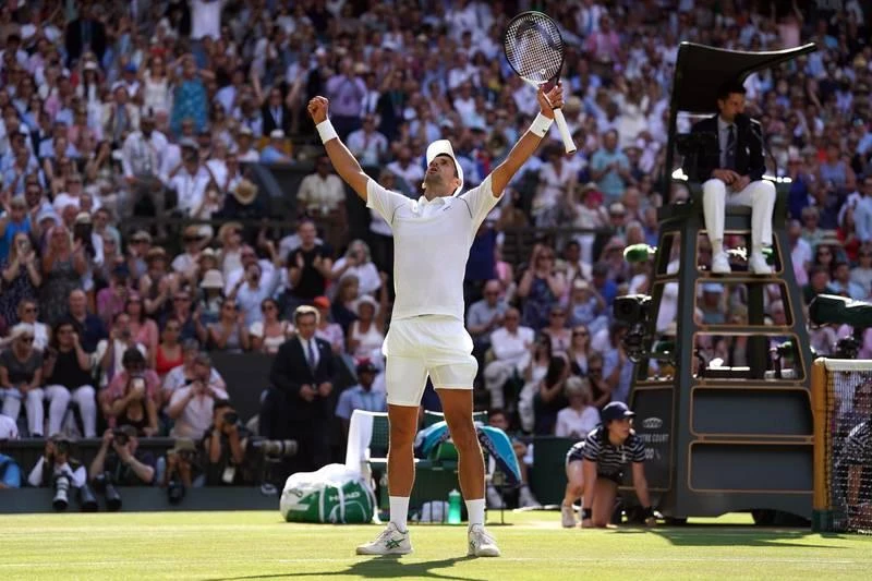 Djokovic cũng đang "phả hơi nóng" sau gáy Nadal khi có 21 danh hiệu Grand Slam, còn Nadal có 22. Ảnh: Getty Chỉ thua Federer một danh hiệu trên mặt sân cỏ này, nên Djokovic vẫn chưa được gọi là... "Vua mặt sân cỏ", nhưng Djokovic thì chơi sân nào cũng tốt. Ảnh: Getty. Nick Kyrgios lợi thế khi thắng séc đầu. Ảnh: Getty Ngôi á quân Wimbledon đã là kỳ tích của tay vợt Úc này. Ảnh: Getty Công nương xứ Cambridge trao cúp vô địch cho Djokovic. Ảnh: Getty Danh sách 8 tay vợt sở hữu nhiều Grand Slam nhất: 1- Nadal (Tây Ban Nha, 22 lần), 2: Djokovic (Serbia, 21 lần), 3: Roger Federer (Thụy Điển, 20 lần), 4: Pete Sampras (Mỹ, 14 lần), 5: Roy Emerson (Úc, 12 lần), 6: Rod Liver (Úc, 11 lần), 7: Bjorn Borg (Thụy Điển, 11 lần), Bill Tildon (Mỹ, 10 lần).
