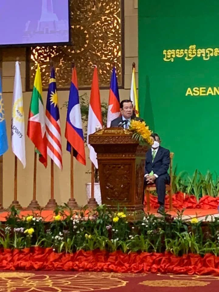 Thủ tướng Campuchia, ông Hun Sen đọc diễn văn khai mạc hội nghị. Ảnh: K.T Thủ tướng Campuchia, ông Hun Sen đọc diễn văn khai mạc hội nghị. Ảnh: K.T