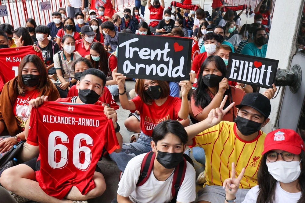 Hàng ngàn fan Liverpool chờ Liverpool ở sân bay. Trước đó một ngày, sân bay Shuvanabhumi cũng náo nhiệt khi MU đến. Hàng ngàn fan Liverpool chờ Liverpool ở sân bay. Trước đó một ngày, sân bay Shuvanabhumi cũng náo nhiệt khi MU đến.