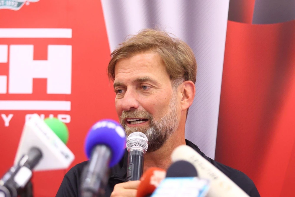 Vừa đến Bangkok, chiến lược gia Đức của Liverpool nói: Chúng tôi đến đây vì bạn". Vừa đến Bangkok, chiến lược gia Đức của Liverpool nói: Chúng tôi đến đây vì bạn".