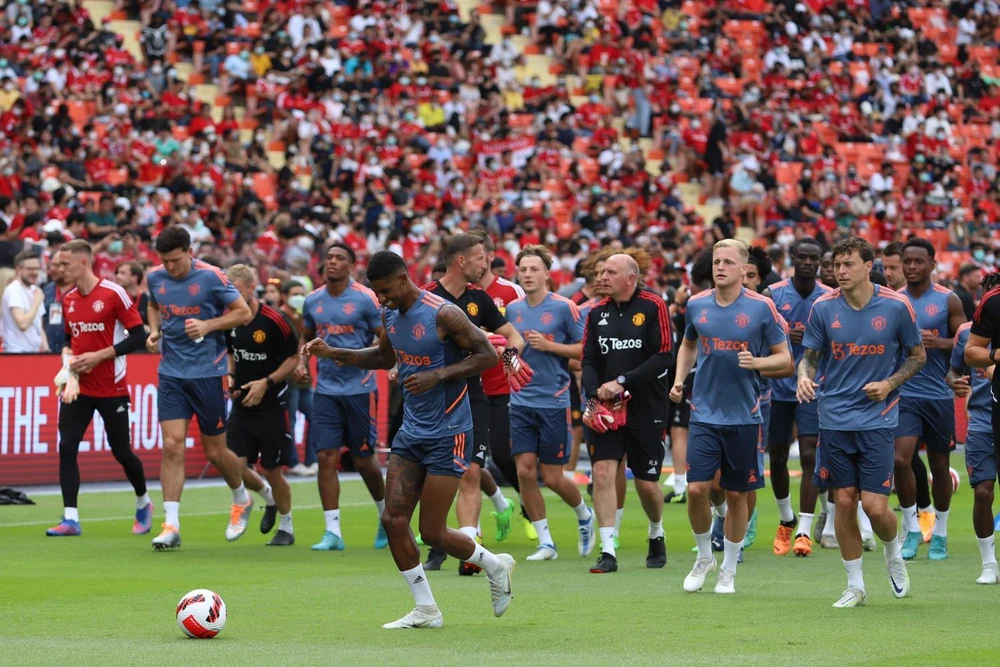 Buổi tập của MU trên sân Rajamangala có hơn 60 ngàn fan vào xem. Ảnh: B.P