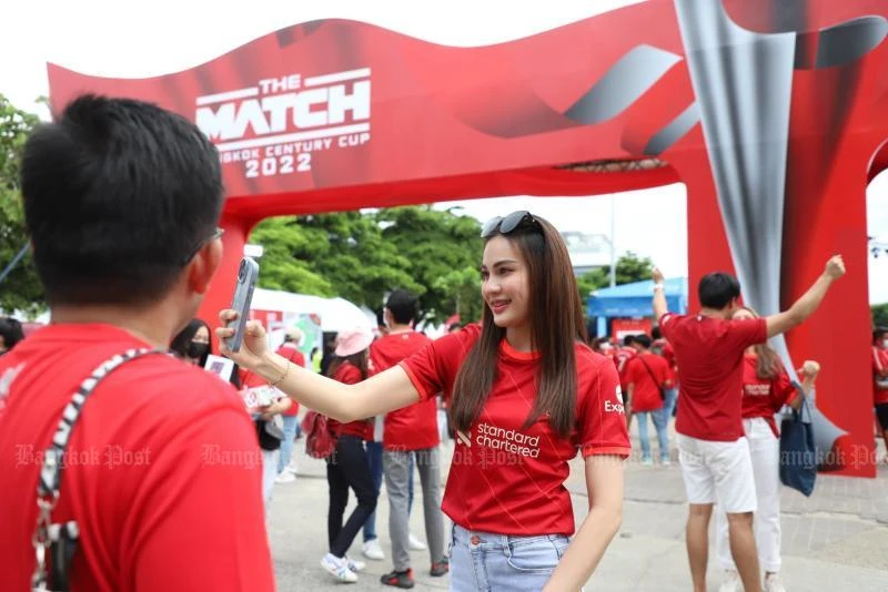 Chiều và tối 12-7 quanh sân Rajamangala ở quận Bang Kapi, ngoại vi Bangkok như lễ hội. "Cuộc chiến sắc đỏ" là tên trận đấu biểu diễn giữa MU và Liverpool tại Bangkok. Các BJ của trận đấu mang tên "Cúp Thế kỷ".
