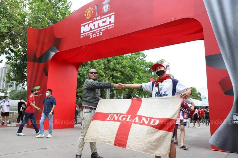 Trận đấu toàn Anh diễn ra tại Bangkok. Người Thái muốn dùng "Cúp Thế kỷ" này gửi thông điệp đến thế giới rằng, Bangkok đã ổn sau dịch bệnh. Trước trận đấu danh ca Jackson Wang cũng thu hút fan không kém. Sau trận đấu này, hai đội bóng Anh còn sang Singapore và Úc tiếp tục chuỗi trận giao hữu trước mùa giải như thường lệ. Học trò làm cho HLV Ten Hag... mát lòng bằng chiến thắng "4 sao".