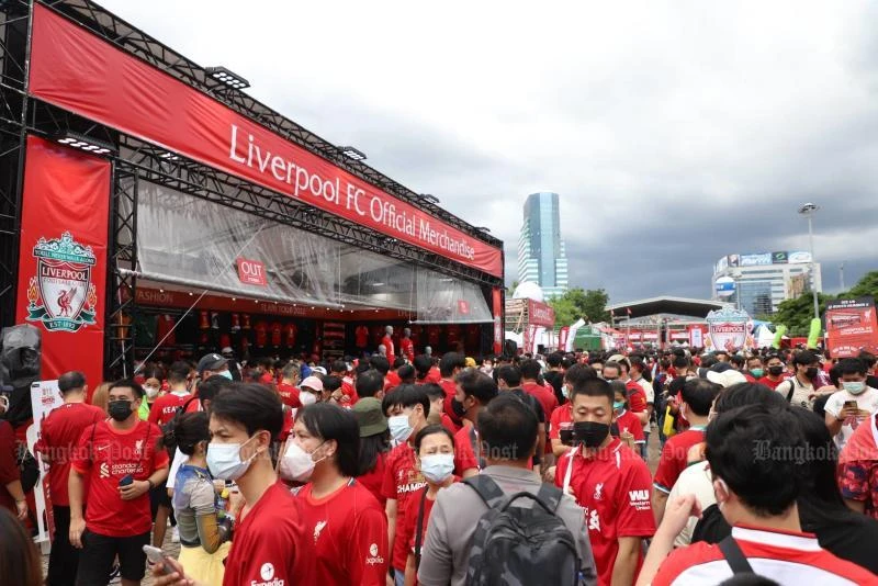 Còn đây là khu fan's zone của Liverpool. Trận đấu toàn Anh diễn ra tại Bangkok. Người Thái muốn dùng "Cúp Thế kỷ" này gửi thông điệp đến thế giới rằng, Bangkok đã ổn sau dịch bệnh. Trước trận đấu danh ca Jackson Wang cũng thu hút fan không kém. Sau trận đấu này, hai đội bóng Anh còn sang Singapore và Úc tiếp tục chuỗi trận giao hữu trước mùa giải như thường lệ. Học trò làm cho HLV Ten Hag... mát lòng bằng chiến thắng "4 sao".