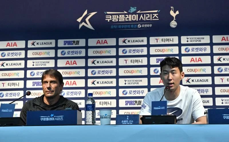 ...Nhờ "giỏi" tiếng Hàn, Son Heumg-min được HLV Conte chỉ định họp báo cùng mình. Ảnh: Getty Buổi tập của Tottenham trên sân Seoul World Cup 2002 có hàng ngàn fan Hàn đến xem. Ảnh: Getty. Sáu bàn của Tottenham do Son và Harry Kane đều có cú đúp, Dier một bàn và Jin Hyuk-kim đá phản lưới nhà. Ảnh: Getty