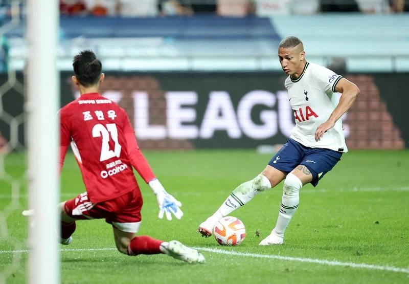 Tân binh Richarlison, Vua phá lưới Olympic Tokyo về Tottenham giá 40 triệu euro nhưng đang chịu áp lực cực lớn. Gặp kèo dưới K-League XI, Richarlison không ghi được bàn nào. Ảnh: Getty Harry Kane góp công trong chiến thắng 6-3 của đội bóng Anh. Ảnh: Getty Các ngôi sao K-League XI (có cả ngoại binh hành nghề tại giải) ghi bàn vào lưới Tottenham là...sướng bất kể thua không hề nhẹ. Ảnh: Getty ...Nhờ "giỏi" tiếng Hàn, Son Heumg-min được HLV Conte chỉ định họp báo cùng mình. Ảnh: Getty Buổi tập của Tottenham trên sân Seoul World Cup 2002 có hàng ngàn fan Hàn đến xem. Ảnh: Getty. Sáu bàn của Tottenham do Son và Harry Kane đều có cú đúp, Dier một bàn và Jin Hyuk-kim đá phản lưới nhà. Ảnh: Getty