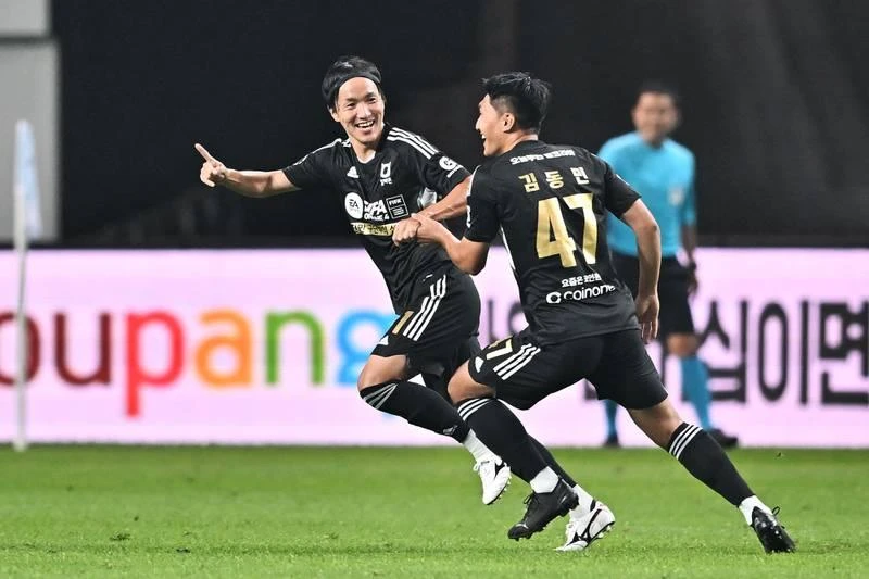 Các ngôi sao K-League XI (có cả ngoại binh hành nghề tại giải) ghi bàn vào lưới Tottenham là...sướng bất kể thua không hề nhẹ. Ảnh: Getty ...Nhờ "giỏi" tiếng Hàn, Son Heumg-min được HLV Conte chỉ định họp báo cùng mình. Ảnh: Getty Buổi tập của Tottenham trên sân Seoul World Cup 2002 có hàng ngàn fan Hàn đến xem. Ảnh: Getty. Sáu bàn của Tottenham do Son và Harry Kane đều có cú đúp, Dier một bàn và Jin Hyuk-kim đá phản lưới nhà. Ảnh: Getty