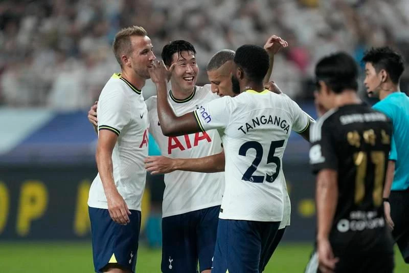 Harry Kane góp công trong chiến thắng 6-3 của đội bóng Anh. Ảnh: Getty Các ngôi sao K-League XI (có cả ngoại binh hành nghề tại giải) ghi bàn vào lưới Tottenham là...sướng bất kể thua không hề nhẹ. Ảnh: Getty ...Nhờ "giỏi" tiếng Hàn, Son Heumg-min được HLV Conte chỉ định họp báo cùng mình. Ảnh: Getty Buổi tập của Tottenham trên sân Seoul World Cup 2002 có hàng ngàn fan Hàn đến xem. Ảnh: Getty. Sáu bàn của Tottenham do Son và Harry Kane đều có cú đúp, Dier một bàn và Jin Hyuk-kim đá phản lưới nhà. Ảnh: Getty