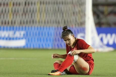 Vết trầy trên đùi trái phía sau của Kiều Thị Chinh lặp lại trên mặt sân cỏ nhân tạo. Ảnh: CTP