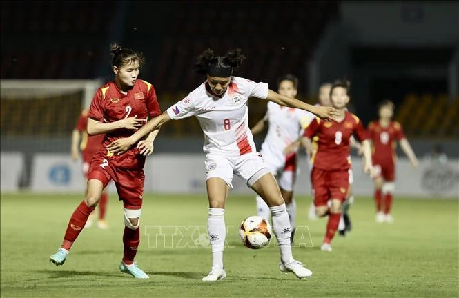 Sarina Bolden đối đầu với các hậu vệ VN tại SEA Games 31. Ảnh: TTXVN