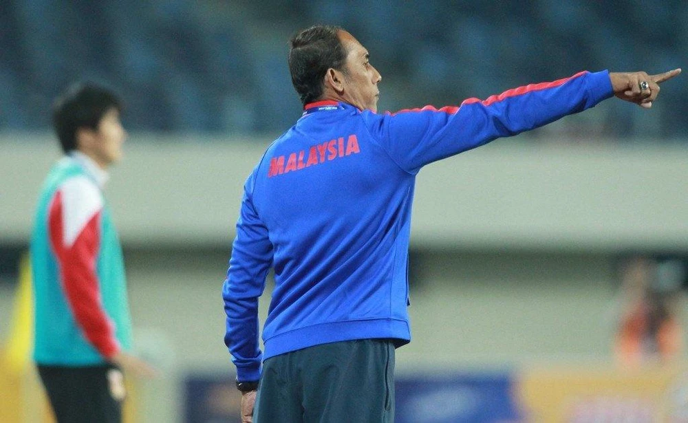 Thầy trò ông Waras rất cô độc tại giải U-19 khi ở quê nhà liên tục ném đá sau trận hòa Singapore 0-0, thắng khó Đông Timor 4-3 và thua Lào 0-1... Ảnh: CTP