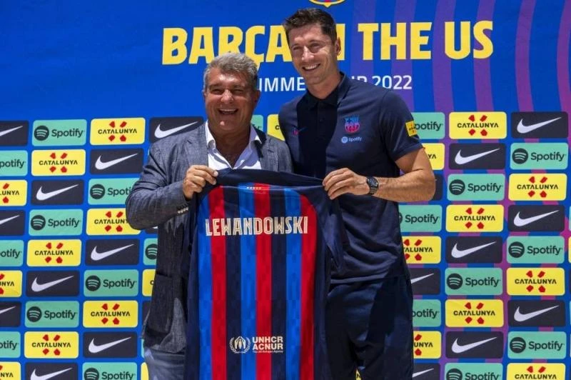 Tiền đạo Robert Lewandowski chụp hình cùng Chủ tịch Laporta của Barcelona tại lễ ra mắt.
