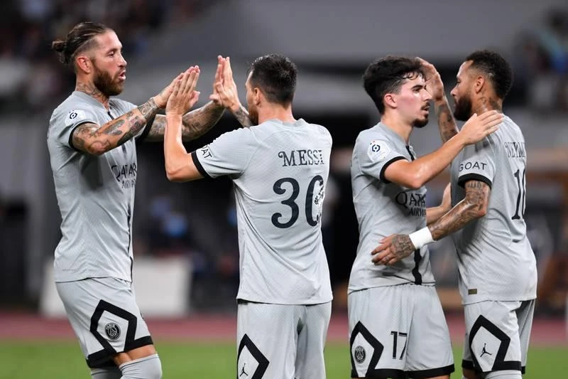 Sergio Ramos chia vui bàn thắng cùng Messi. Neymar cũng là "tay đóng kịch" thuộc bậc thượng thừa của bóng đá thế giới. "Đứa con thần gió" Mbappe chưa ghi bàn. Các hậu vệ Kawasaki Frontole chơi rất quyết liệt. Hậu vệ Kento, tuyển thủ Nhật trong màu áo Frontole đeo bám Messi. Nếu dứt điểm tốt hơn, Messi đã có hơn một bàn thắng. Thủ môn của Kawasaki Frontole là Jung Sung-ryong, người Hàn Quốc đối đầu với Mbappe. Hậu vệ Sintaro truy cản Neymar. Neymar cũng chưa thể ghi bàn ở trận đầu tiên trên đất Nhật. PSG đến Nhật 10 ngày, thi đấu ba trận, sau trận thắng Kawasaki Frontole 2-1, PSG sẽ gặp Urawa Red Diamonds tại Saitama ngày 23-7, sau đó đá trận cuối gặp Gamba Osaka tại Osaka ngày 25-7.