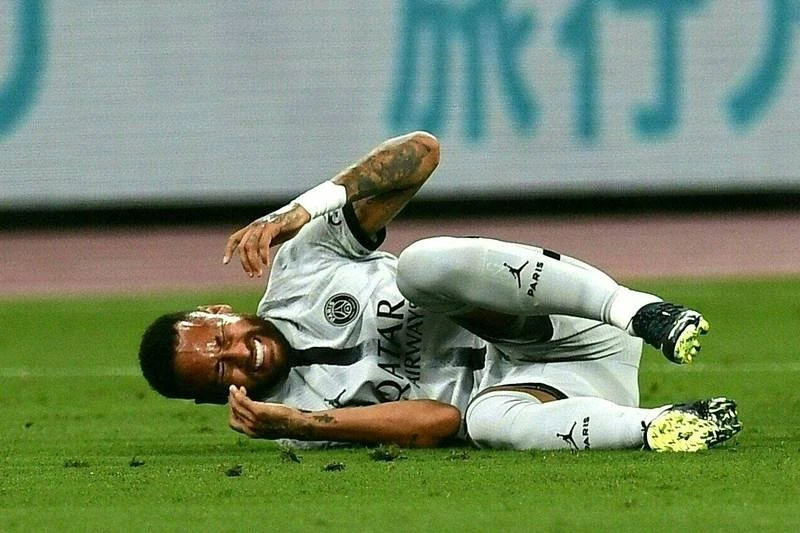 Neymar cũng là "tay đóng kịch" thuộc bậc thượng thừa của bóng đá thế giới. "Đứa con thần gió" Mbappe chưa ghi bàn. Các hậu vệ Kawasaki Frontole chơi rất quyết liệt. Hậu vệ Kento, tuyển thủ Nhật trong màu áo Frontole đeo bám Messi. Nếu dứt điểm tốt hơn, Messi đã có hơn một bàn thắng. Thủ môn của Kawasaki Frontole là Jung Sung-ryong, người Hàn Quốc đối đầu với Mbappe. Hậu vệ Sintaro truy cản Neymar. Neymar cũng chưa thể ghi bàn ở trận đầu tiên trên đất Nhật. PSG đến Nhật 10 ngày, thi đấu ba trận, sau trận thắng Kawasaki Frontole 2-1, PSG sẽ gặp Urawa Red Diamonds tại Saitama ngày 23-7, sau đó đá trận cuối gặp Gamba Osaka tại Osaka ngày 25-7.