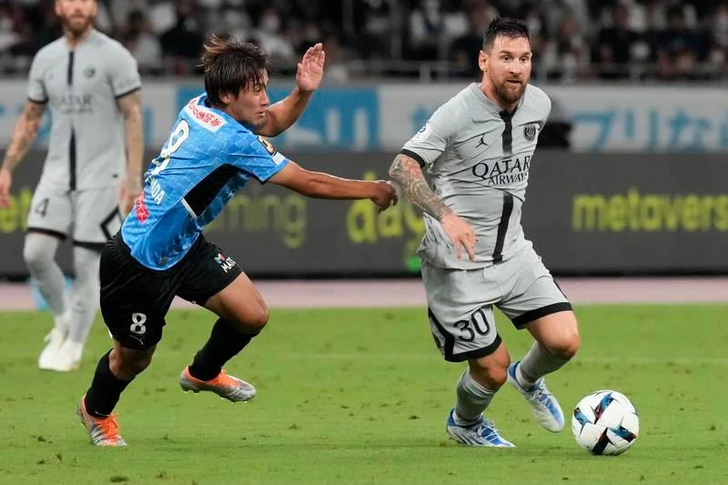 Hậu vệ Kento, tuyển thủ Nhật trong màu áo Frontole đeo bám Messi. Nếu dứt điểm tốt hơn, Messi đã có hơn một bàn thắng. Thủ môn của Kawasaki Frontole là Jung Sung-ryong, người Hàn Quốc đối đầu với Mbappe. Hậu vệ Sintaro truy cản Neymar. Neymar cũng chưa thể ghi bàn ở trận đầu tiên trên đất Nhật. PSG đến Nhật 10 ngày, thi đấu ba trận, sau trận thắng Kawasaki Frontole 2-1, PSG sẽ gặp Urawa Red Diamonds tại Saitama ngày 23-7, sau đó đá trận cuối gặp Gamba Osaka tại Osaka ngày 25-7.