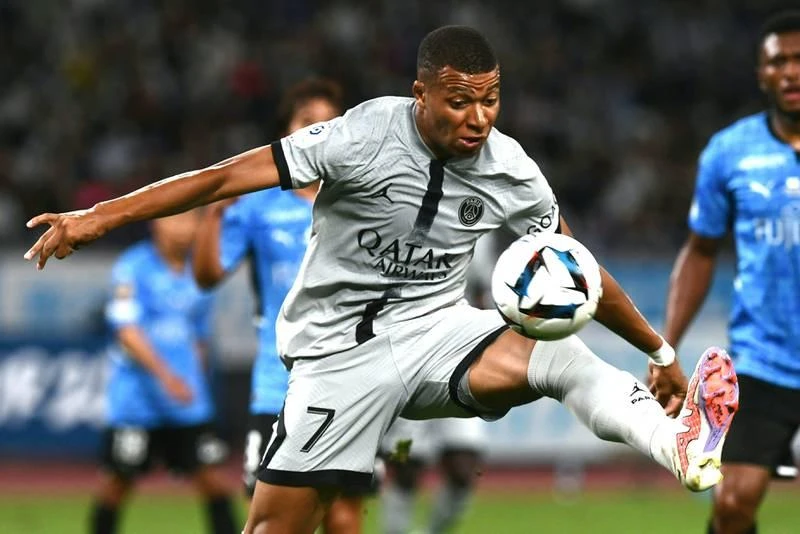 "Đứa con thần gió" Mbappe chưa ghi bàn. Các hậu vệ Kawasaki Frontole chơi rất quyết liệt. Hậu vệ Kento, tuyển thủ Nhật trong màu áo Frontole đeo bám Messi. Nếu dứt điểm tốt hơn, Messi đã có hơn một bàn thắng. Thủ môn của Kawasaki Frontole là Jung Sung-ryong, người Hàn Quốc đối đầu với Mbappe. Hậu vệ Sintaro truy cản Neymar. Neymar cũng chưa thể ghi bàn ở trận đầu tiên trên đất Nhật. PSG đến Nhật 10 ngày, thi đấu ba trận, sau trận thắng Kawasaki Frontole 2-1, PSG sẽ gặp Urawa Red Diamonds tại Saitama ngày 23-7, sau đó đá trận cuối gặp Gamba Osaka tại Osaka ngày 25-7.