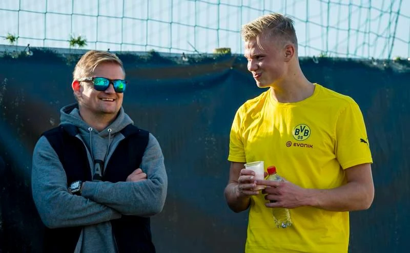 Cầm chai nước uống... cũng điệu và làm duyên. ... Bóng đá vốn là niềm đam mê và tận hưởng. Ghi bàn hay không không quan trọng... ...Nhưng bản năng "sát thủ" là luôn hiện diện. Buổi giao tiếp với fan Man. City.