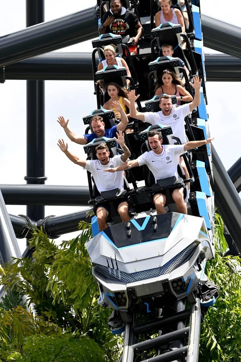 Ngày 23-7, HLV Tuchel "xả trại" cho học trò...đi vui chơi thăm thú công viên, phim trường ở Orlando. Các cầu thủ Chelsea "quậy" tưng bừng. Họ chọn tàu nhào lộn loại hình "si-đờ-ca". Tuyển thủ Đức của Chelsea- Timo Werner...sờ vào khủng long ở phim trường "Kỷ khủng long". ...Và Werner suýt bị khủng long "nuốt chửng" vì khi sờ vào bộ phận cảm ứng sẽ làm việc "lệnh" cho khủng long tấn công. Nhiều du khách...hết hồn vì điều này. Phim trường của hãng Universal nằm ở Orlando nơi toàn đội Chelsea đến thăm.