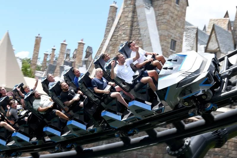 Các thành viên ban huấn luyện Chelsea cũng... thích cảm giác mạnh khi chơi tàu lượn.