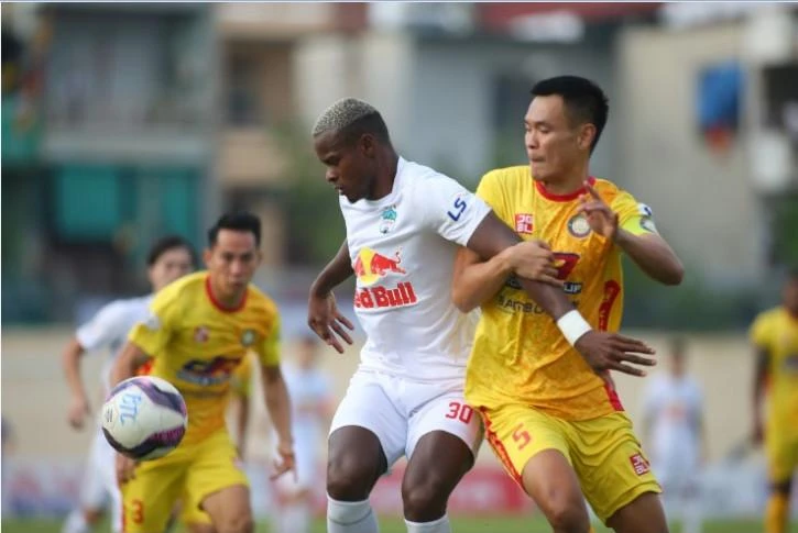 Trung phong Brandao trong một pha tranh chấp với hậu vệ Thanh Hóa. Ảnh: CTV