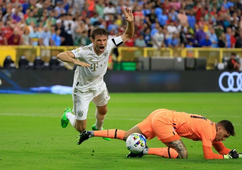 Tiền đạo Thomas Muller... nỗ lực té ngã trước thủ môn Ederson để "kiếm pen" nhưng bất thành. Tiền đạo Haaland được đánh giá là...thừa sức mạnh để chơi bóng đá Anh. Để có được tay săn bàn người Na Uy này, Man. City bỏ ra 55 triệu bảng để có được. Grealish (áo xanh) của Man. City đối đầu với Thomas Muller. Haaland có nguồn sức khỏe và sức bật được đánh giá không thua gì Ronaldo. Julian Alvarez đi bóng qua Paul Wanner. Haaland chào khán giả trên sân Lambeau. Mùa hè này hàng loạt ông lớn châu Âu đến Mỹ để đá giao hữu với nhau. Grealish "không chiến" với hậu vệ Nianzou của Bayern. Các sân bóng Mỹ mùa hè này chào đón những Bayern, Man. City, Barcelona, Real Madrid... Haaland ghi bàn duy nhất trận giúp Man. City thắng "Hùm xám" 1-0. Nếu còn khoác áo Borussia Dortmund, Haaland và đồng đội dễ gì đánh bại "Hùm xám" Bayern.