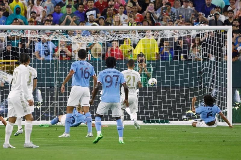 Ngay phút 12, tiền đạo người Na Uy Haaland đã mở điểm cho Man City. Tiền đạo Thomas Muller... nỗ lực té ngã trước thủ môn Ederson để "kiếm pen" nhưng bất thành. Tiền đạo Haaland được đánh giá là...thừa sức mạnh để chơi bóng đá Anh. Để có được tay săn bàn người Na Uy này, Man. City bỏ ra 55 triệu bảng để có được. Grealish (áo xanh) của Man. City đối đầu với Thomas Muller. Haaland có nguồn sức khỏe và sức bật được đánh giá không thua gì Ronaldo. Julian Alvarez đi bóng qua Paul Wanner. Haaland chào khán giả trên sân Lambeau. Mùa hè này hàng loạt ông lớn châu Âu đến Mỹ để đá giao hữu với nhau. Grealish "không chiến" với hậu vệ Nianzou của Bayern. Các sân bóng Mỹ mùa hè này chào đón những Bayern, Man. City, Barcelona, Real Madrid... Haaland ghi bàn duy nhất trận giúp Man. City thắng "Hùm xám" 1-0. Nếu còn khoác áo Borussia Dortmund, Haaland và đồng đội dễ gì đánh bại "Hùm xám" Bayern.