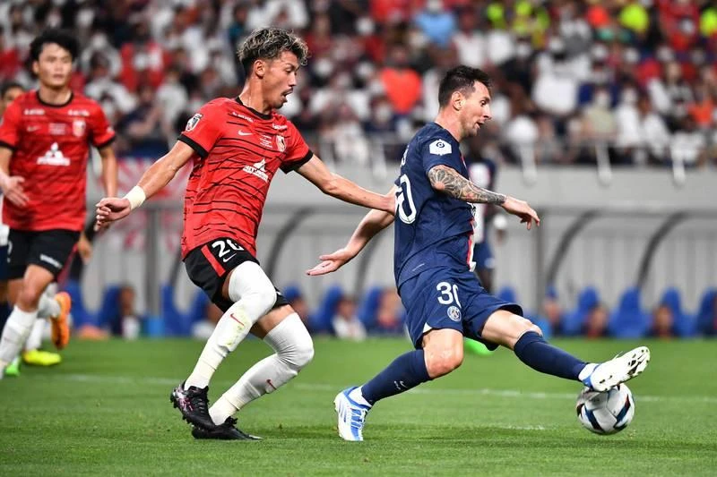 Hậu vệ của Urawa Red Diamonds đeo bám Messi. Bộ đôi Nam Mỹ không ghi bàn ở trận thứ hai trên đất Nhật này. Messi...thoải mái như đá tập vậy. PSG còn một trận cuối gặp Gamba Osaka ngày ngày 25-7. Những đội bóng lớn như Barcelona, Real Madrid...chọn sang Mỹ đá, còn PSG lại...chọn hướng đông tiến.
