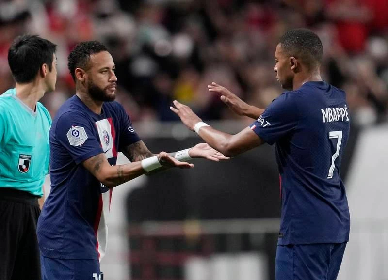 Neymar vào sân thay cho Mbappe khi cầu thủ này đã hoàn thành việc ghi bàn. Trận thắng Urawa Red Diamonds, Messi ra sân từ ghế dự bị. "Những viên kim cương đỏ" mệt bở hơi tai với dàn sao thế giới đến từ Paris. Mbappe đua tốc độ với hậu vệ Urawa Red Diamonds. PSG ghi bàn dễ quá trên đất Nhật.