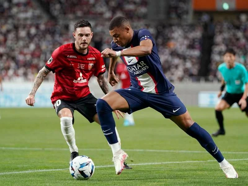 Sau trận đầu thắng Kawasaki Frontole 2-1, PSG đá trận thứ hai và thắng Urawa Red Diamonds 3-0 chiều 23-7. Trận đầu Messi góp một bàn, trận thứ Messi không thể ghi bàn, còn Neymar thì hai trận vẫn chưa chịu ghi bàn. Riêng Kalimuendo qua hai trận góp hai bàn. Neymar đang....rất tệ. ...Thế nhưng khi ngồi dự bị Neymar vẫn vui nhất. Neymar vào sân thay cho Mbappe khi cầu thủ này đã hoàn thành việc ghi bàn. Trận thắng Urawa Red Diamonds, Messi ra sân từ ghế dự bị. "Những viên kim cương đỏ" mệt bở hơi tai với dàn sao thế giới đến từ Paris. Mbappe đua tốc độ với hậu vệ Urawa Red Diamonds. PSG ghi bàn dễ quá trên đất Nhật.