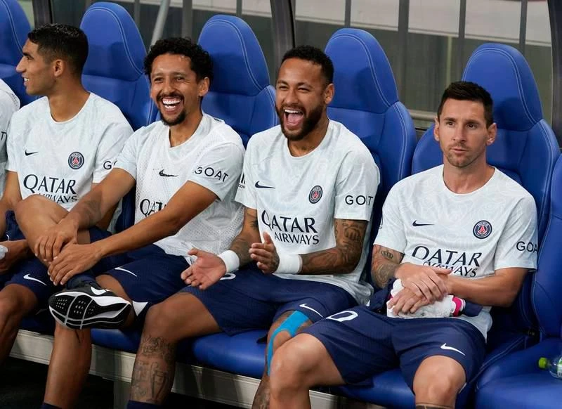 ...Thế nhưng khi ngồi dự bị Neymar vẫn vui nhất. Neymar vào sân thay cho Mbappe khi cầu thủ này đã hoàn thành việc ghi bàn. Trận thắng Urawa Red Diamonds, Messi ra sân từ ghế dự bị. "Những viên kim cương đỏ" mệt bở hơi tai với dàn sao thế giới đến từ Paris. Mbappe đua tốc độ với hậu vệ Urawa Red Diamonds. PSG ghi bàn dễ quá trên đất Nhật.