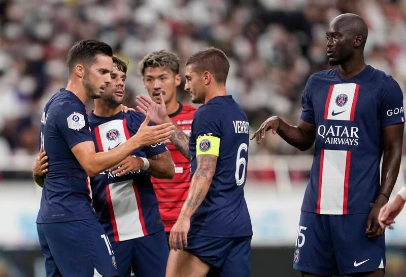 Ba bàn thắng của PSG do công Sarabia, Mbappe và Kalimuendo. Hậu vệ của Urawa Red Diamonds đeo bám Messi. Bộ đôi Nam Mỹ không ghi bàn ở trận thứ hai trên đất Nhật này. Messi...thoải mái như đá tập vậy. PSG còn một trận cuối gặp Gamba Osaka ngày ngày 25-7. Những đội bóng lớn như Barcelona, Real Madrid...chọn sang Mỹ đá, còn PSG lại...chọn hướng đông tiến.