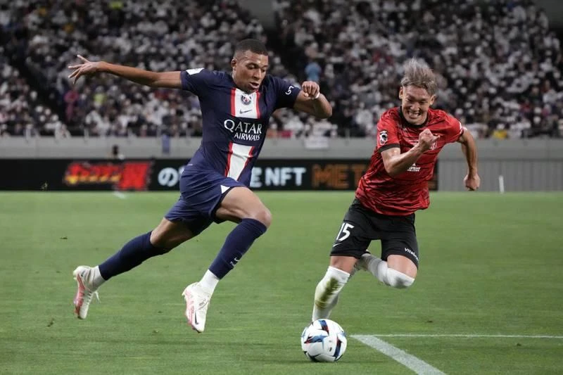 Mbappe đua tốc độ với hậu vệ Urawa Red Diamonds. PSG ghi bàn dễ quá trên đất Nhật.