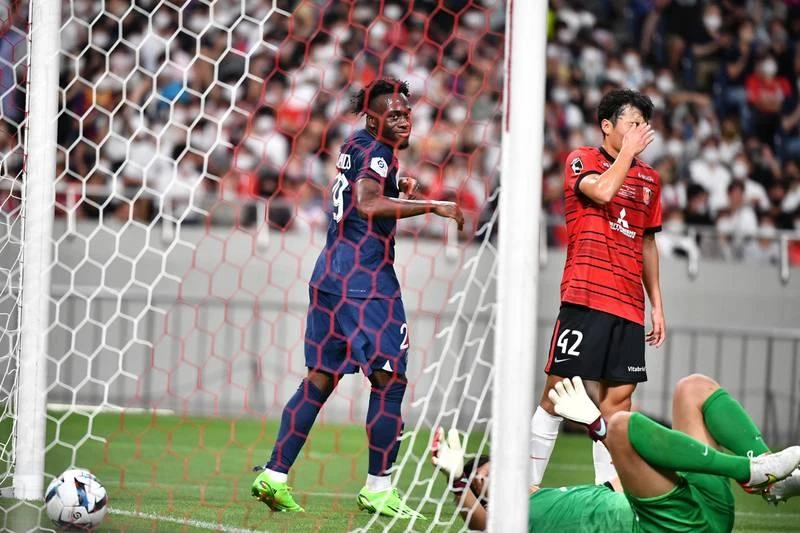 "Những viên kim cương đỏ" mệt bở hơi tai với dàn sao thế giới đến từ Paris. Mbappe đua tốc độ với hậu vệ Urawa Red Diamonds. PSG ghi bàn dễ quá trên đất Nhật.