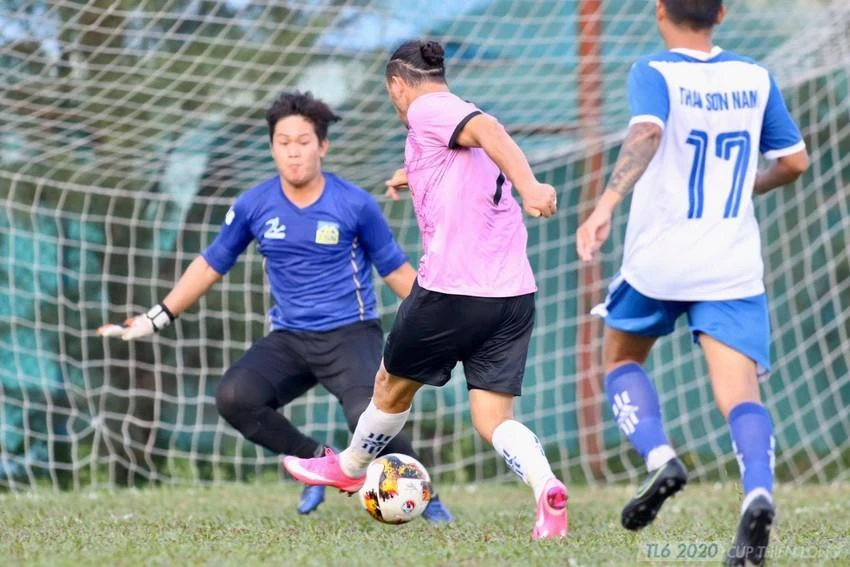 Ba, bốn năm nay cựu vua phá lưới V-League thường ra sân ở các giải phủi Sài thành. CTP