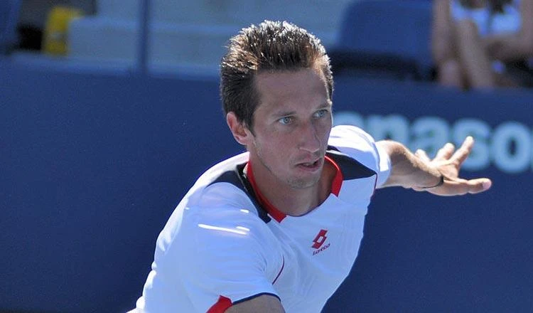 Sergiy Stakhovski treo vợt hồi đầu năm nay và đi lính. Ảnh: Getty