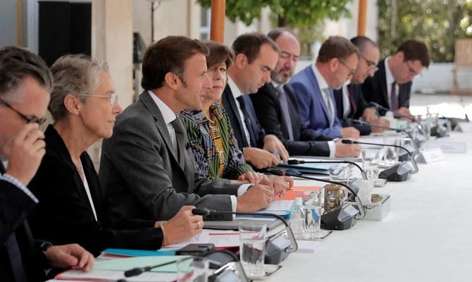 Tổng thống Emmanuel Macron phải tổ chức họp khẩn với các Bộ trưởng. Ảnh: Getty