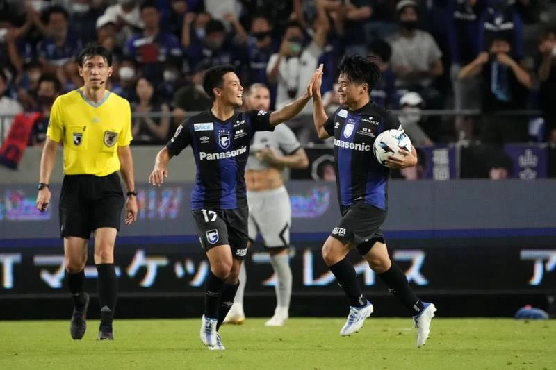 ...Thua đậm không ăn thua, cứ ghi bàn hạ thủ môn, cầu thủ xuất sắc nhất Euro 2020- Donnarumma là các cầu thủ Gamba Osaka...sướng. Messi trong vòng vây các hậu vệ Gamba Osaka. "Vua nằm sân" Neymar lại mang về quả pen cho PSG. Neymar nằm sân thì sắc diện...rất giống nhau là đau đớn và lăn lộn. Sau khi đâu vào đó là đứng lên chơi tiếp và ghi bàn. Mbappe cũng có bàn thắng từ chấm 11m. Thắng Gamba Osaka là trận thắng đậm nhất của PSG trong ba trận ở Nhật. Nuno Mendes cũng góp một bàn cho PSG.