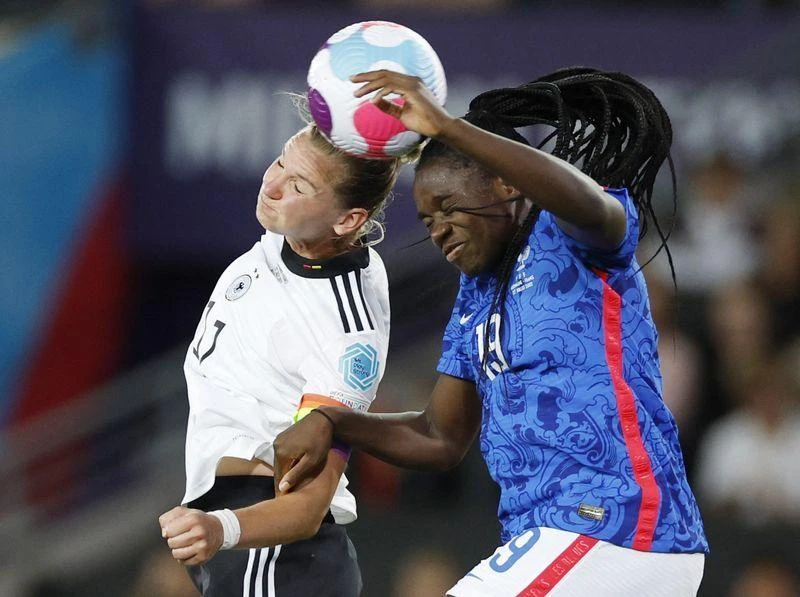 Pháp (áo xanh) dừng bước phiêu lưu ở bán kết khi thua Đức 1-2. Ảnh: AFP