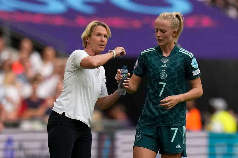 HLV Martina Voss của Đức. Chloe Kelly trở thành người hùng của nước Anh. Một năm trước "Tam sư" nam của Anh không làm được điều tương tự như "tam sư nữ" khi thua người Ý ở chung kết.