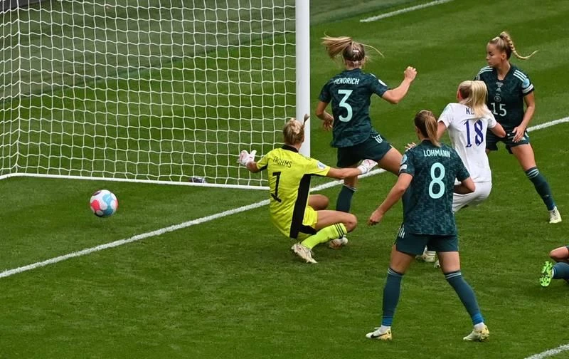 ...Hai đội bước vào hai hiệp phụ. ...Và Chloe Kelly ghi bàn thắng vàng ở phút 110 giúp Anh dẫn 2-1. HLV Martina Voss của Đức. Chloe Kelly trở thành người hùng của nước Anh. Một năm trước "Tam sư" nam của Anh không làm được điều tương tự như "tam sư nữ" khi thua người Ý ở chung kết.