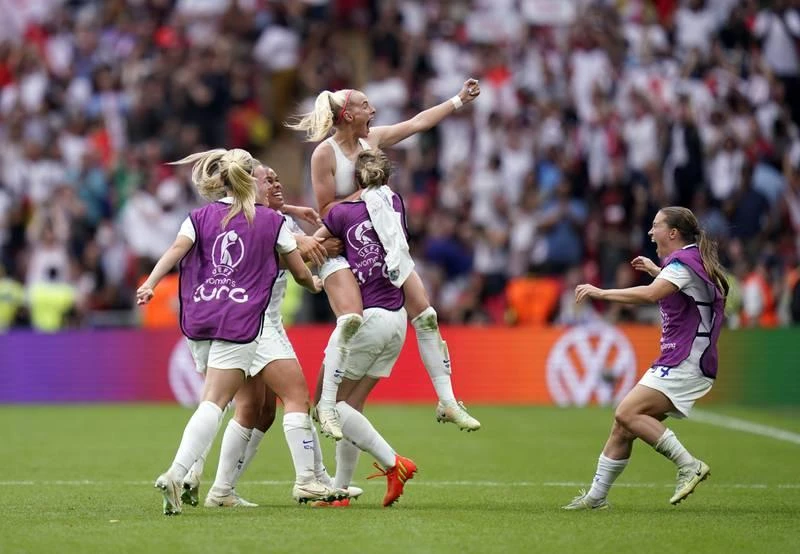 ...Còn Anh chỉ có hai lần á quân châu Âu mà thôi. Ngôi sao tiền đạo Anh Ellen White kiểm soát bóng. Ella Toone (20) mở tỉ số 1-0 cho Anh phút 61. Lina Magul san bằng 1-1 cho Đức ở phút 79. Lina Magul ăn mừng bàn thắng san bằng 1-1.