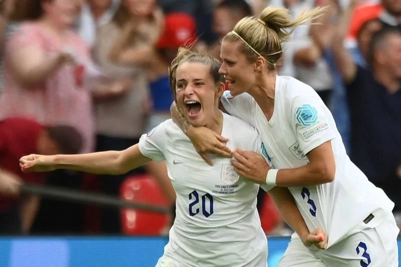 Ella Toone (20) mở tỉ số 1-0 cho Anh phút 61. Lina Magul san bằng 1-1 cho Đức ở phút 79. Lina Magul ăn mừng bàn thắng san bằng 1-1.