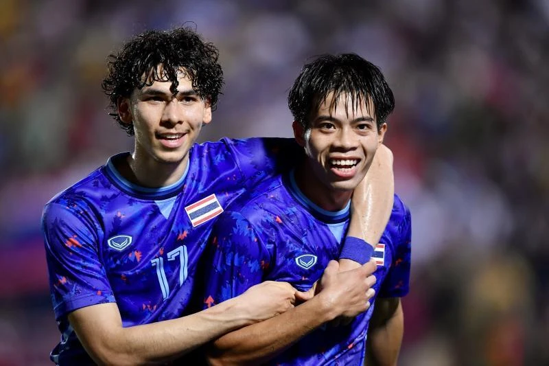 Benjamin Davis (trái) cùng Ekanit Panya trong màu áo U-23 Thái tại SEA Games 31. Ảnh: CTP Benjamin Davis (trái) cùng Ekanit Panya trong màu áo U-23 Thái tại SEA Games 31. Ảnh: CTP