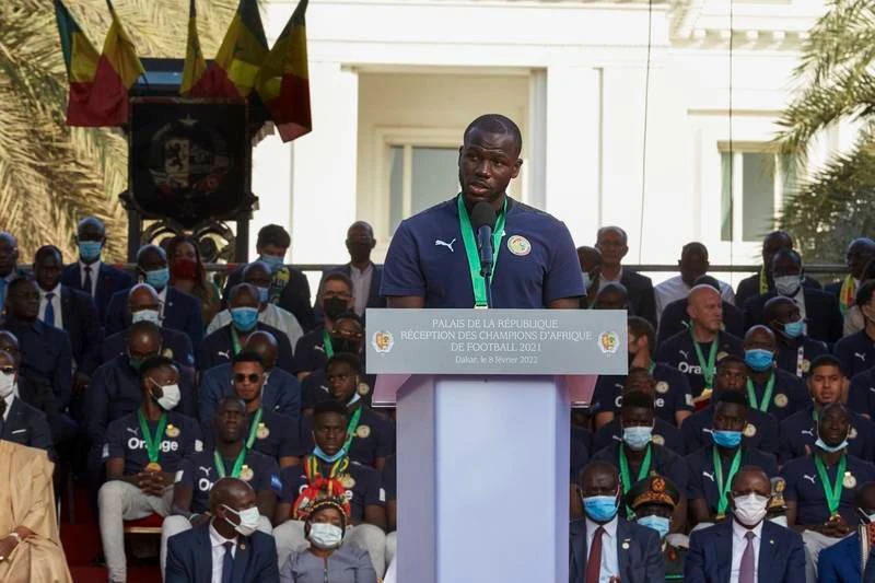 Đội trưởng tuyển Senegal trong lần đến Phủ Tổng thống Senegal sau ngôi vô địch châu Phi lần đầu năm 2021.