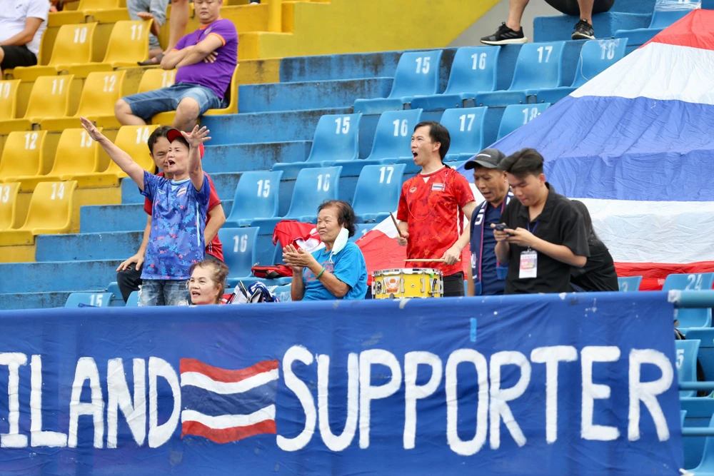 Nhóm cổ động viên ít ỏi từ Thái Lan sang cổ vũ cho đội nhà trên sân Bình Dương. Ảnh: K.HÒA