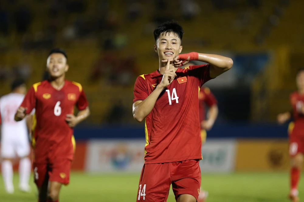 Văn Trường mở điểm ngay phút thứ 7 cho VN. Ảnh: KHẢ HÒA